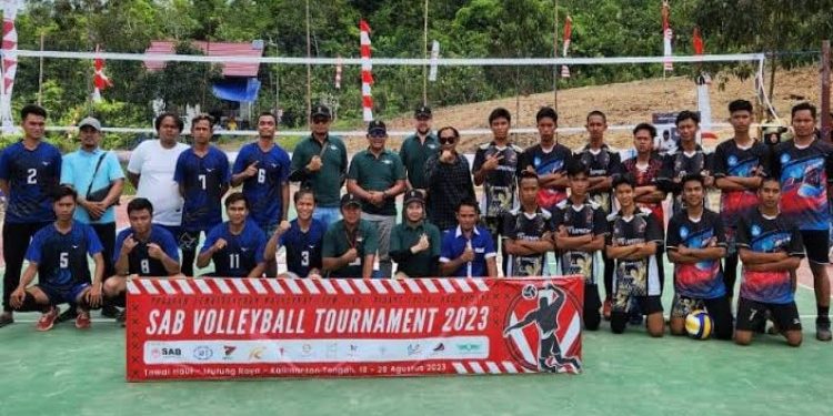 FOTO: MATAKALTENG - Wakil Ketua II DPRD Murung Raya (Mura), Rahmanto Muhidin menghadiri pembukaan kejuaraan bola voli SAB Cup yang dilaksanakan di Desa Tawai Haui Kecamatan Laung Tuhup, Jumat (18/8/2023).