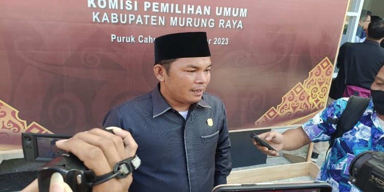 FOTO: MATAKALTENG - Wakil Ketua II DPRD Murung Raya (Mura), Rahmanto Muhidin turut menghadiri peresmian Gedung KPU baru di Jalan Bhayangkara, Rabu (13/9/2023).