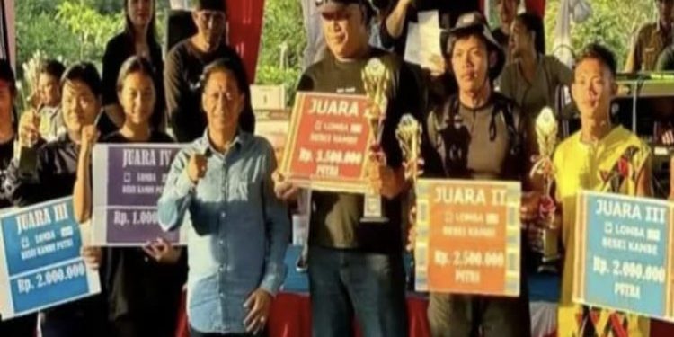 FOTO: MATAKALTENG - Ketua Komisi II DPRD Murung Raya (Mura), Heriyus M Yoseph, pada saat foto bersama para juara.