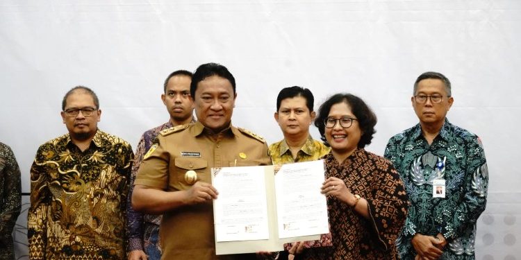 FOTO: MATAKALTENG - Wagub Edy Pratowo menghadiri Penandatanganan Naskah Kesepakatan Bersama Jejaring Pengampuan 10 Layanan Prioritas di Provinsi Kalteng.