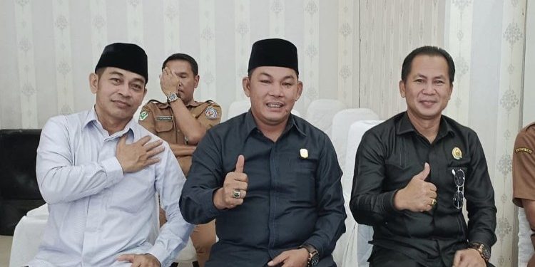 FOTO: MATAKALTENG - Wakil Ketua II DPRD Mura, Rahmanto Muhidin, usai menghadiri pelantikan kepala desa.
