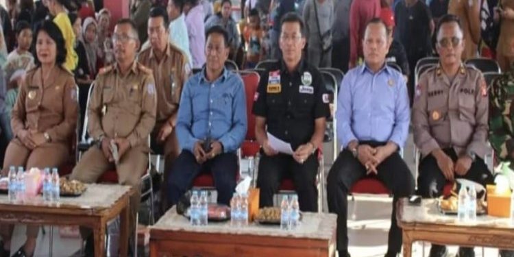 FOTO: MATAKALTENG - Ketua Komisi II DPRD Murung Raya (Mura), Heriyus M Yoseph, saat menghadiri lomba besei kambe.