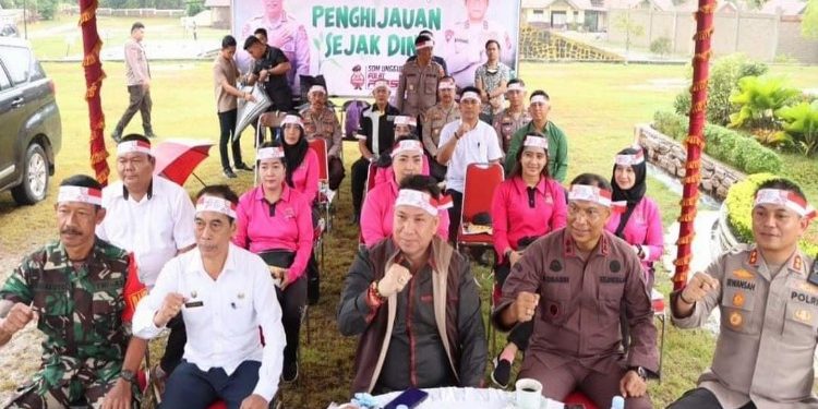 FOTO: MATAKALTENG - Ketua DPRD Murung Raya (Mura), Doni, saat menghadiri penanaman pohon oleh polres setempat.