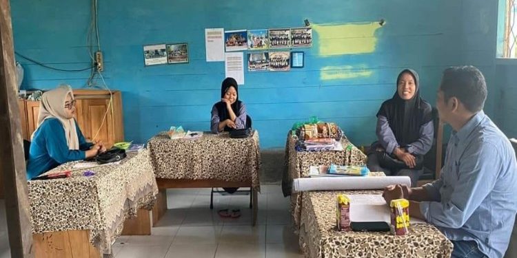 FOTO: MATAKALTENG - Anggota Komisi I DPRD Murung Raya (Mura), Imanudin melakukan kunjungan di Desa Muara Untu, Kecamatan Murung.