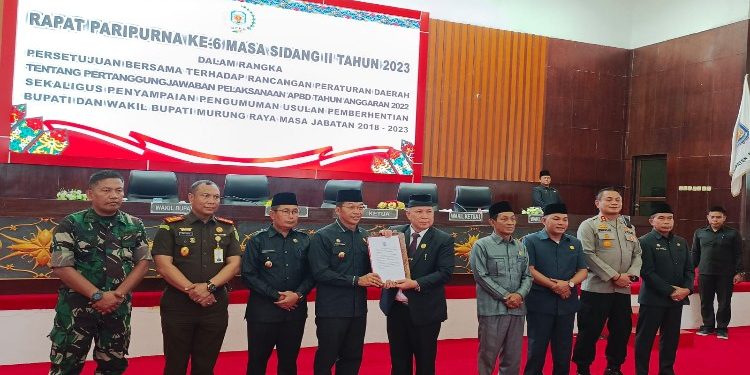 FOTO: MATAKALTENG - Rapat Paripurna tentang pengumuman pengusulan pemberhentian Bupati dan Wakil Bupati Mua masa jabatan tahun 2018-2023 di ruang paripurna gedung DPRD Kabupaten Murung Raya, Senin (7/8/23).
