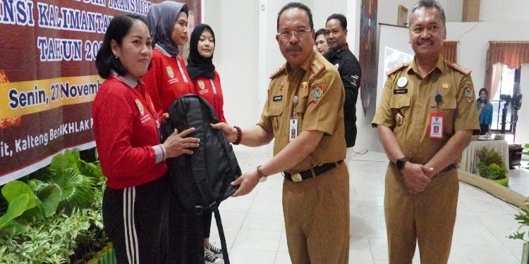 FOTO: MATAKALTENG - Sekda Kalteng Nuryakin secara resmi membuka Pelatihan Keterampilan Kerja Berdasarkan Klaster Kompetensi bagi Masyarakat di Sekitar Kawasan Hutan Tahun 2023.