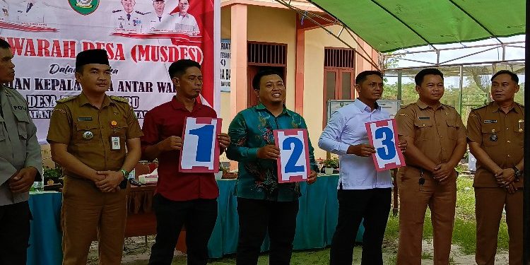 FOTO: DEVIANA/MATAKALTENG - Pencabutan nomor urut calon Kades PAW Telaga Baru, Senin 27 November 2023.