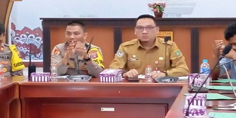 FOTO: MATAKALTENG - Sekda Barsel Eddy Purwanto,Kapolres Barsel AKBP Yusfandi Usman SIK,Kabag Ops Polres Barsel Saat Proses Memediasi Warga Palu Rejo Dan PT MUTU.