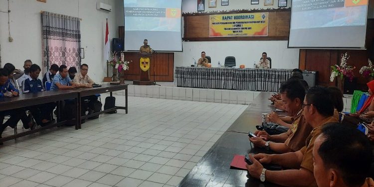 FOTO : DISKOMINFO SANTIK/MATA KALTENG - Kepala DPMD Kabupaten Gumas Yulius, Kabid Kelembagaan, Perkembangan dan Kerjasama Desa Dedi Koesnawan, serta Tenaga Ahli Pemberdayaan Masyarakat Triwanto, memberikan arahan pada rakor P3MD tahun 2023, di aula kantor bappedalitbang, Senin, 27 November 2023.