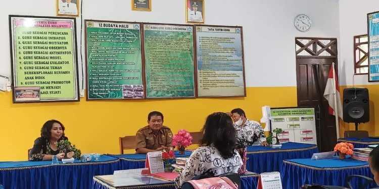 FOTO: MATA KALTENG - Ketua Komisi III DPRD Kabupaten Gumas Iceu Purnamasari ketika berbincang dengan para guru di dapil I, belum lama ini.