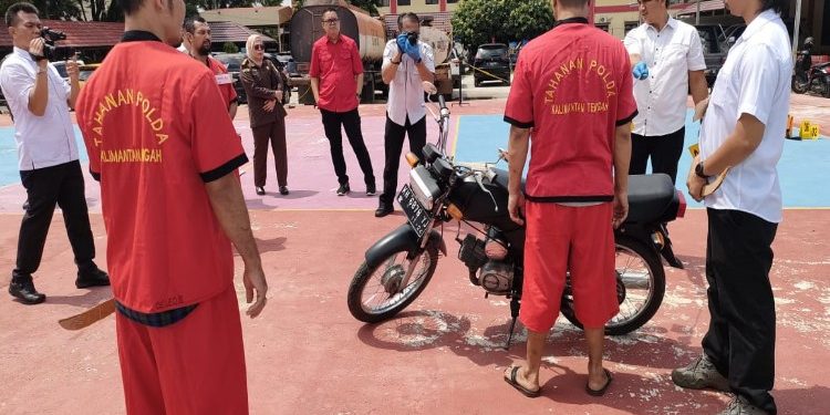 FOTO: MATAKALTENG - Rekonstruksi yang dijalankan oleh 3 tersangka pada kasus penganiayaan yang menyebabkan korban meninggal dunia, Saudi.