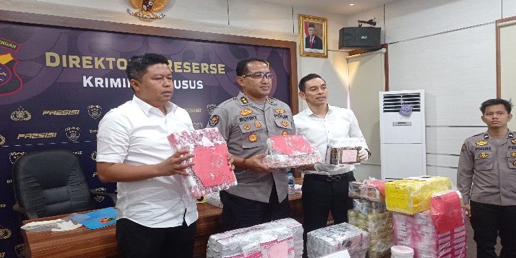 FOTO: RZL/MATAKALTENG - Plt Kasubdit Tipidsiber V, Kompol Zaldy Kurniawan (pojok kanan), saat menunjukkan barang bukti.