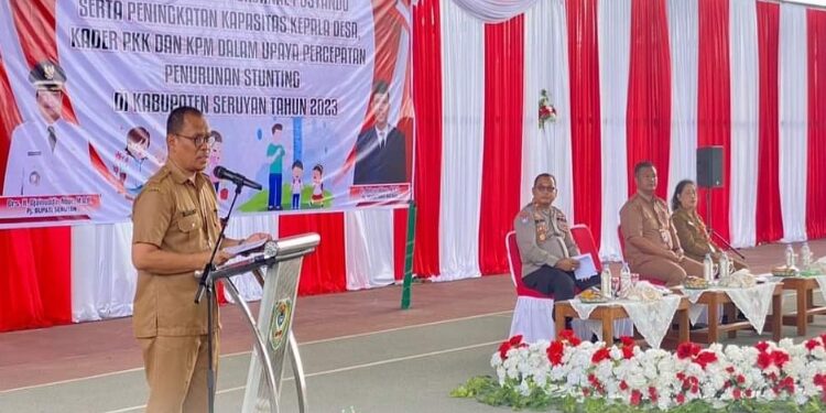 FOTO: PROKOM SERUYAN/MATA KALTENG - Pj Sekda Seruyan, Bahrun Abbas (kiri) saat menyampaikan sambutan dalam agenda rakor Pokjanal Posyandu tingkat Kabupaten Seruyan di Lapangan Tenis Indoor Kuala Pembuang.