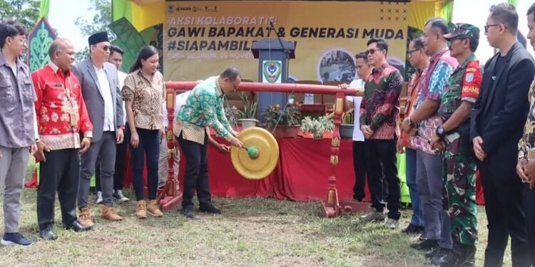 FOTO: PROKOM SERUYAN/MATA KALTENG - Pj Sekda Seruyan, Bahrun Abbas saat membuka secara resmi agenda aksi kolaboratif Gawi Bapakat dan Generasi Muda di Halaman Kantor Desa Danau Selunuk, Kecamatan Seruyan Raya.