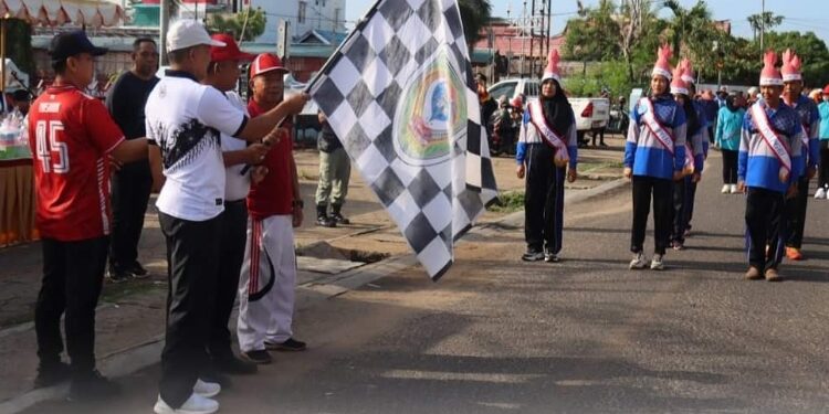 FOTO: PROKOM SERUYAN/MATA KALTENG - Suasana saat pelepasan gerak jalan indah PGRI Kabupaten Seruyan di depan Lapangan Gagah Lurus Kuala Pembuang.