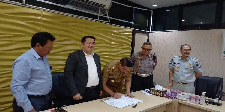 FOTO: MATAKALTENG -  Penandatanganan Perjanjian Kerja Sama oleh Kepala Badan Pendapatan Daerah Kalteng.