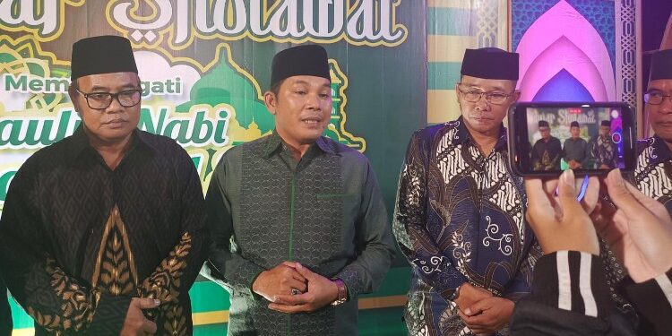 FOTO: MATAKALTENG - Wakil Ketua III DPRD Murung Raya Rahmanto Muhidin menghadiri Gebyar Sholawat dalam rangka memperingati Maulid Nabi Muhammad SAW 1445 Hijriah, di Desa Mangkahui, Jumat malam (22/9/23).