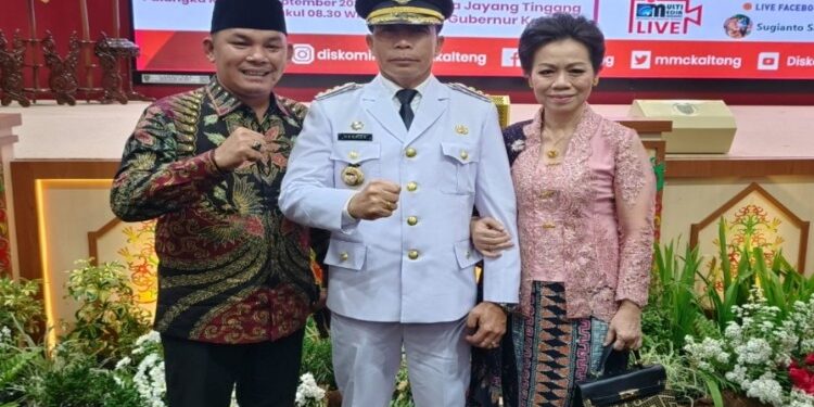 FOTO: MATAKALTENG - Wakil Ketua II DPRD Mura, Rahmanto Muhidin saat berfoto bersama Pj Bupati Mura.