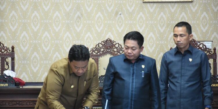 FOTO: MATAKALTENG - Penandatangan berita acara Raperda APBD Tahun Anggaran 2024.