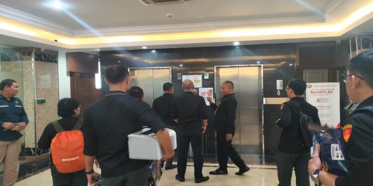 FOTO: IST/MATAKALTENG - Tim penyidik Kejati Kalteng penggeledahan di Kantor Kementerian Energi dan Sumber Daya Mineral (ESDM) RI, Kantor Perusahaan Listrik Negara (PLN) Kantor Pusat, dan Kantor PT Haleyora Powerindo.