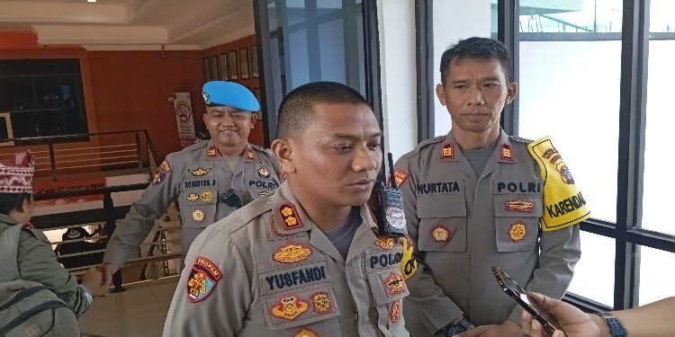 FOTO: MATAKALTENG - Kapolres Barsel AKBP Yusfandi Usman Saat Diwawancarai Wartawan Usai Kegiatan Mediasi Warga Palu Rejo dan PT MUTU.