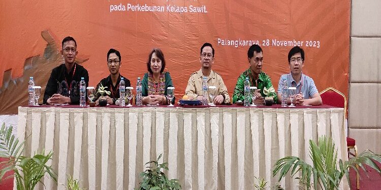 FOTO: MATAKALTENG - Workshop Karbonisasi Tandan Kosong Kelapa Sawit dan Pemanfaatan Pupuk Organik untuk Subtitusi Pupuk Kimia pada Perkebunan Kelapa Sawit.
