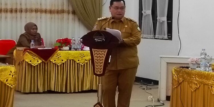 FOTO ; DEVIANA/MATAKALTENG - Bupati Kotim Halikinnor saat membuka konsultasi publik dokumen pemutakhiran strategi sanitasi Kabupaten Kotawaringin Timur tahun 2024-2028 dan advokasi kepada kepala daerah, Selasa 28 November 2023.