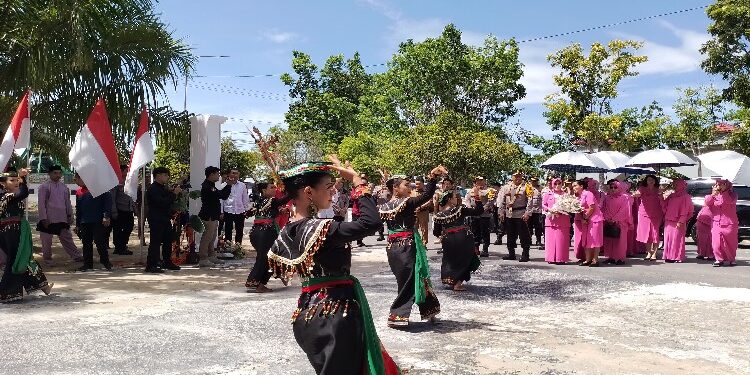 FOTO: AKH/MATAKALTENG - Kapolda Kalteng Irjen Pol Djoko Poerwanto saat disambut dengan tari penyambutan tamu di Halaman Mapolres Sukamara.
