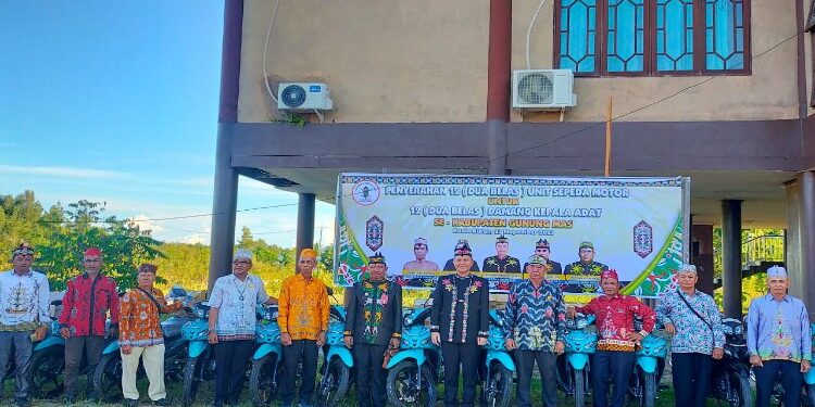 FOTO : DISKOMINFO SANTIK/MATA KALTENG - Bupati Gumas Jaya S Monong menyerahkan bantuan sepeda motor operasional kepada damang kepala adat, di aula kantor DAD setempat, Senin, 27 November 2023 sore.