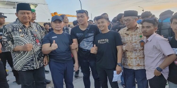 FOTO: IST/MATAKALTENG - Gubernur Kalteng, H Sugianto Sabran bersama Forkopimda, pada saat menyambut kedatangan rombongan HMI, di pelabuhan Kumai.