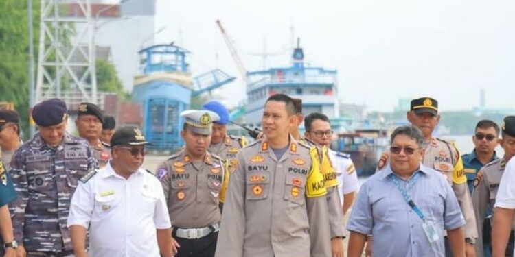FOTO: IST/MATAKALTENG - Kapolres Kotawaringin Barat AKBP Bayu Wicaksono bersama jajaran ketika melakukan persiapan penyambutan rombongan HMI di Pelabuhan Kumai.