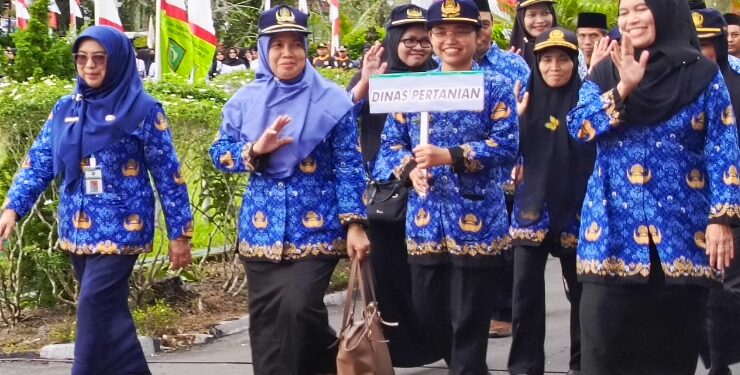 FOTO : DEVIANA/MATAKALTENG - Devile dari Dinas Pertanian saat melintas di panggung utama peringatan HUT Korpri dan PGRI, Rabu 29 November 2023.