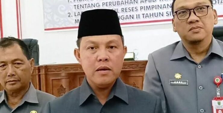 FOTO : IST/MATAKALTENG - Pj Bupati Barsel Deddy Winarwan didampingi Sekda Eddy Purwanto (kanan) dan Asisten III Mirwansyah (kiri), untuk memberikan keterangan pers.