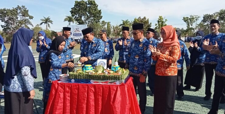 FOTO : AKH/MATAKALTENG - Pj Bupati Sukamara Kaspinor saat memotong tumpeng di peringatan HUT Korpri ke-52, Rabu 29 November 2023.