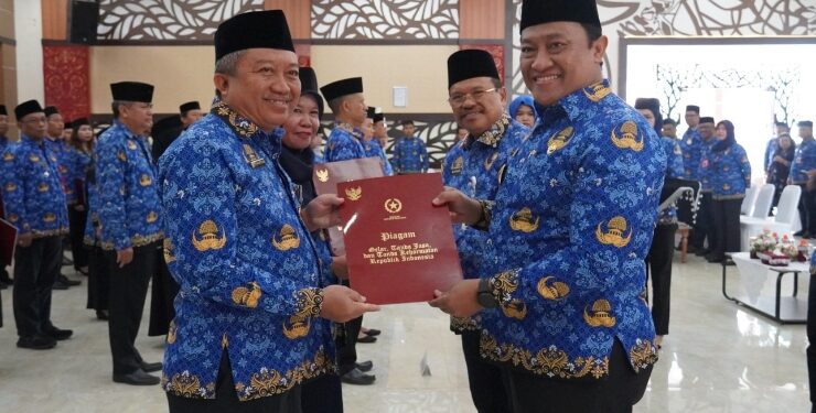 FOTO : IST/MATAKALTENG - Wagub Kalteng Edy Pratowo menyerahkan Penghargaan Satyalancana Karya Satya kepada ASN di lingkungan Pemprov Kalteng.