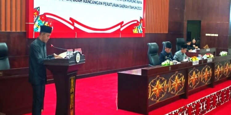FOTO: MATAKALTENG - Juru Bicara Fraksi PKB, Akhirudin, saat menyampaikan pemandangan umum dalam rapat paripurna terkait dua Raperda, Selasa (7/11/2023).
