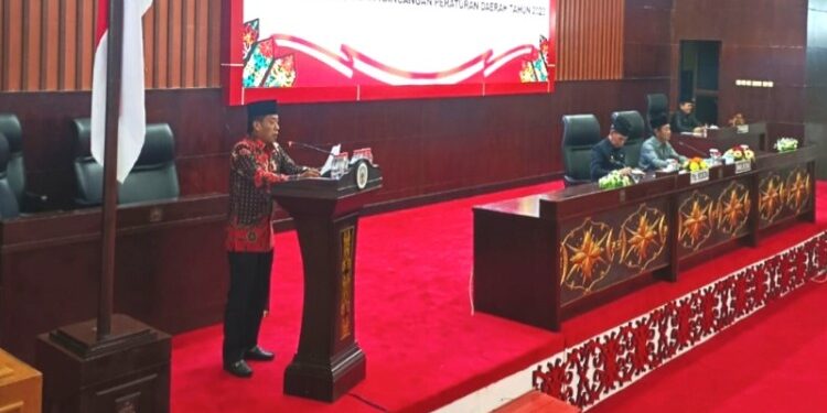 FOTO: MATAKALTENG - Juru bicara Fraksi PDIP Rumiadi dalam rapat paripurna ke 7 masa sidang Ill tahun 2023 terkait dua Raperda, Selasa (7/11/2023).