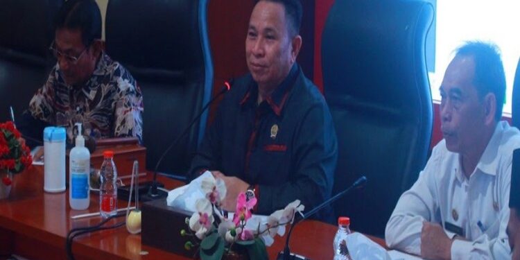 FOTO: MATAKALTENG - Ketua DPRD Mura, Doni didampingi oleh Wakil Ketua I DPRD Mura, Likon jajaran Pemkab Mura yakni Plh Sekda Mura Serampang, Kepala BKPSDM Mura, Lentine Miraya serta pihak KPU Mura dan Bawaslu Mura, saat memimpin rapat pleno, Rabu (18/10/2023).