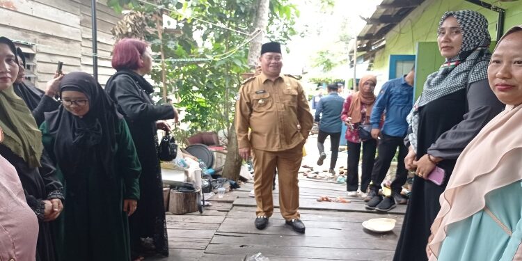 FOTO: DEVIANA/MATAKALTENG - Bupati Kptim Halikinnor saat menyapa masyarakat di Kecamatan Kobes, belum lama ini.