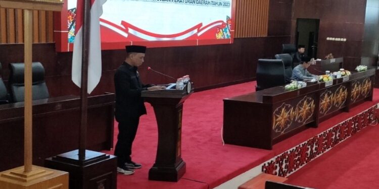 FOTO: MATAKALTENG - Juru bicara Fraksi Demokrat-Golongan Karya, M Nujhan, dalam paripurna pandangan umum fraksi, Selasa (7/11/2023).