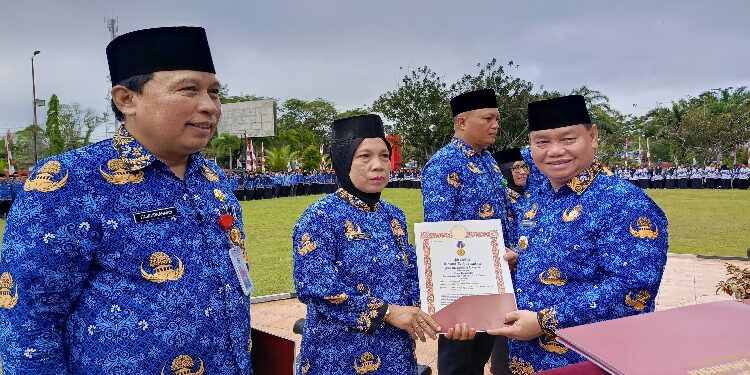FOTO: DEVIANA/MATAKALTENG - Bupati Kotim Halikinnor saat memberikan penghargaan kepada sejumlah ASN, Rabu 29 November 2023.