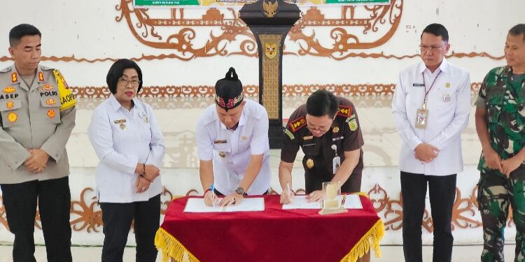 FOTO : DISKOMINFO SANTIK/MATA KALTENG - Bupati Gumas Jaya S Monong bersama Kajari Sahroni ketika melakukan penandatanganan kesepakatan bersama antara pemkab dan kejari tentang sinergi pelaksanaan tugas dan fungsi, pada acara launching aplikasi siapdes, di GPU Damang Batu, Rabu 29 November 2023.