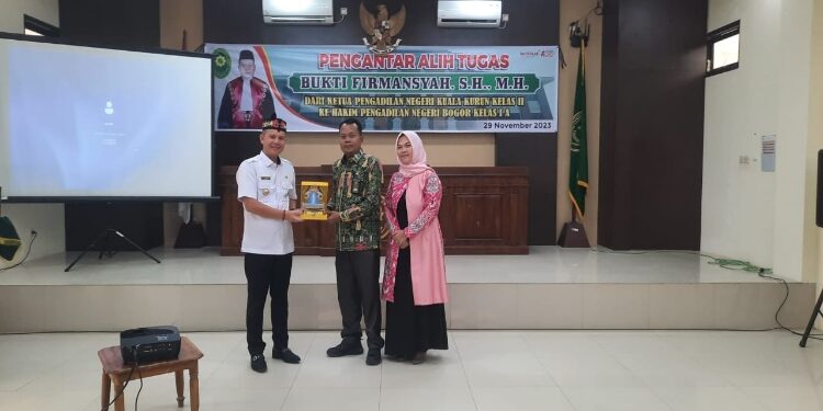 FOTO : SID/MATA KALTENG - Bupati Gumas Jaya S Monong menyerahkan cinderamata ke Ketua PN Kuala Kurun Kelas II yang lama Bukti Firmansyah, di acara pengantar alih tugas, Rabu 29 November 2023.