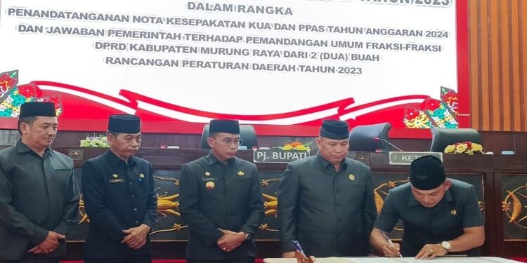 FOTO: MATAKALTENG - Jajaran DPRD bersama Pemerintah Kabupaten Murung Raya, melaksanakan rapat Paripurna agenda Penandatanganan Nota Kesepakatan Kebijakan Umum Anggaran (KUA) dan Prioritas Plafon Anggaran Sementara (PPAS) tahun anggaran 2024 yang dilaksanakan di ruang rapat paripurna kabupaten setempat di Puruk Cahu, Selasa (14/11/2023).