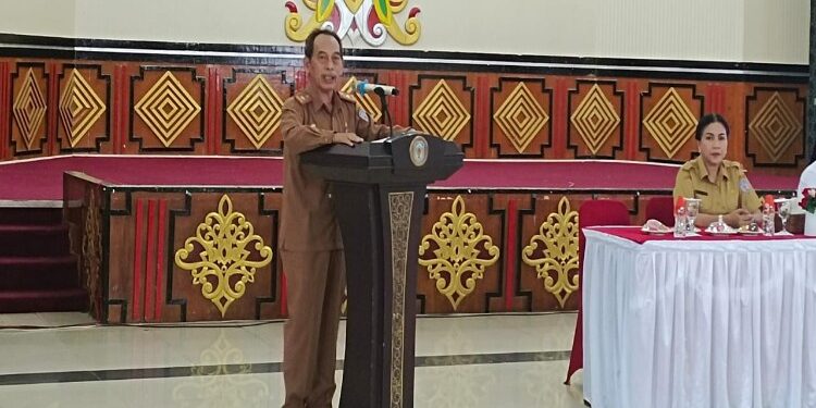FOTO: MATAKALTENG - Plt Sekretaris Daerah Murung Raya Serampang memberikan sambutan sebelum membuka kegiatan peningkatan kapasitas aparatur Pemerintah Desa se- Kabupaten Murung Raya di Gedung Pertemuan Umum (GPU) Tira Tangka Balang, Senin (27/11/2023).