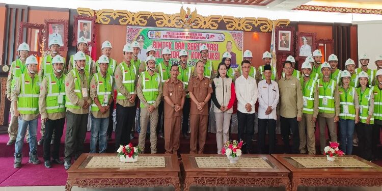 FOTO: MATAKALTENG - Foto bersama antara Asisten III Murung Raya Batara, Kadis PUPR Murung Raya Paulus Manginte seluruh peserta, narasumber dan tamu undangan lainnya di aula Cahai Ondhui Tingang, Senin (27/11/2203).