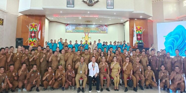 FOTO: MATAKALTENG - Foto bersama jajaran Pemerintah Kabupaten, Ketua DPRD, Kepala DPMD beserta anggota Murung Raya serta
seluruh peserta yang mengikuti kegiatan peningkatan kapasitas aparatur Pemerintah Desa di Gedung Pertemuan Umum (GPU) Tira Tangka Balang, Senin (27/11/2023).