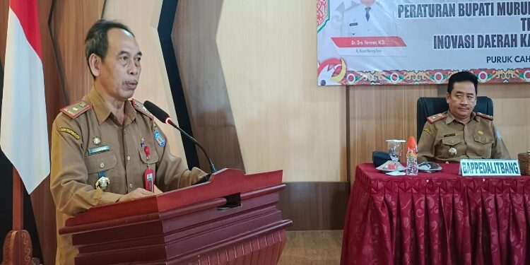 FOTO: MATAKALTENG - Plt Sekretaris Daerah (Sekda) Murung Raya Serampang saat menyampaikan sambutan pada pembukaan sosialisasi peraturan Bupati Murung Raya nomor 18 tahun 2023 tentang pedoman pelaksanaan inovasi daerah tahun 2023 bertempat di Bappedalitbang, Senin (27/8/11/2023).