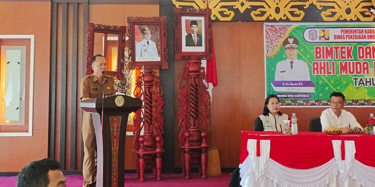 FOTO: MATAKALTENG - Asisten III Murung Raya, Batara, saat menyampaikan sambutan pada pembukaan kegiatan bimbingan teknis dan sertifikasi ahli muda k3 konstruksi di aula Cahai Ondhui Tingang, Selasa (27/11/2023).