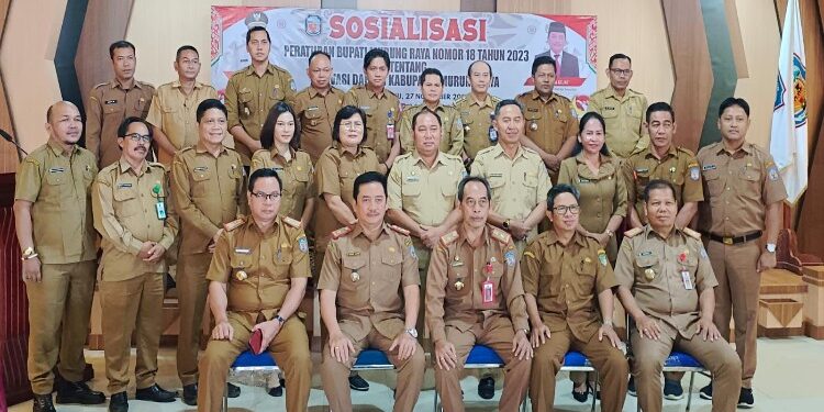 FOTO: MATAKALTENG - Foto bersama seluruh peserta sosualisasi di aula Bappedalitbang, Senin (27/8/11/2023).